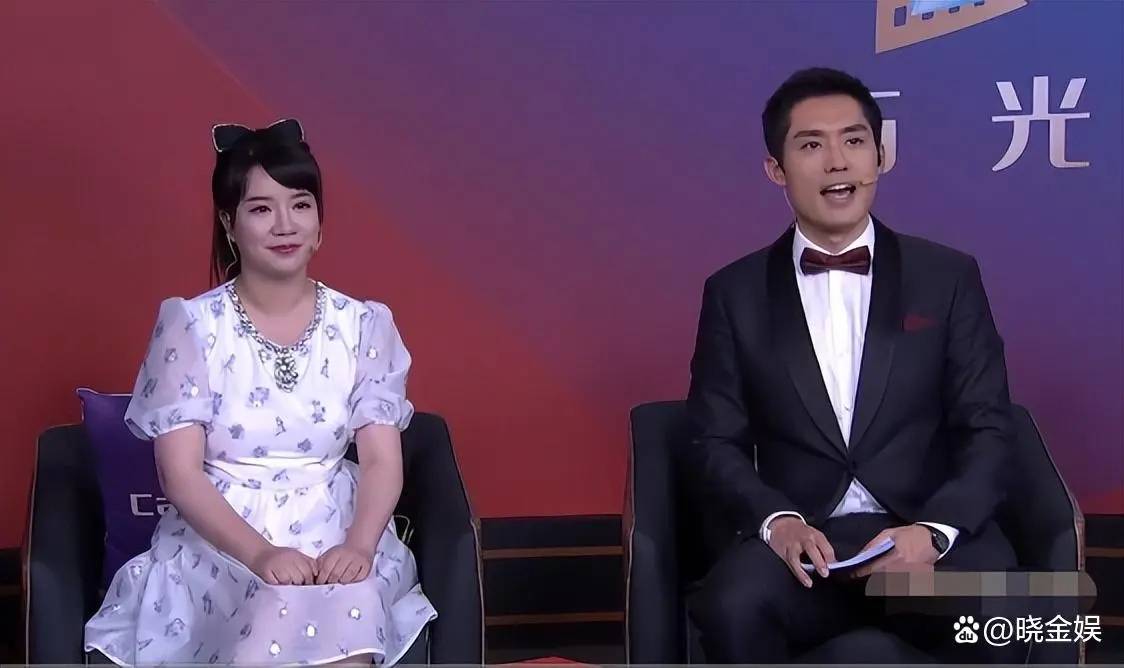 不管帅不帅,入职中央台11年首次戴着眼镜主持《中国新闻》_节目_主播