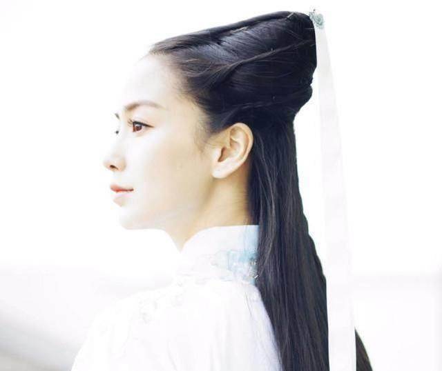 baby一身小龙女造型现身,网友跟刘亦菲一样好看!_白衣_发型_古装