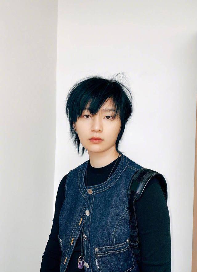 35岁周笔畅古灵精怪,风格迥异造型拍大片,可甜可盐可帅气!