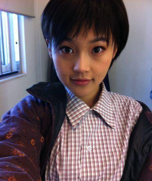 刚出道的张佳宁,穿老头鞋十分接地气,每天过的既平淡又朴实_明星_自拍