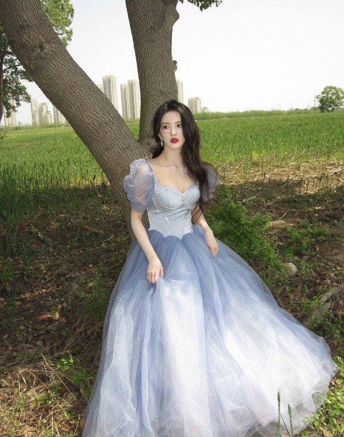 女星刘些宁晒蓝色抹胸长裙写真,清新脱俗,楚楚动人_照片_活动_程潇