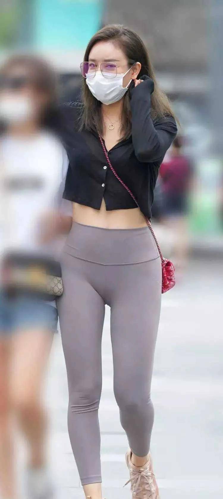 紧身瑜伽裤,轻松打造运动少女风格,既修身又时尚_灰色_夹克_裤子