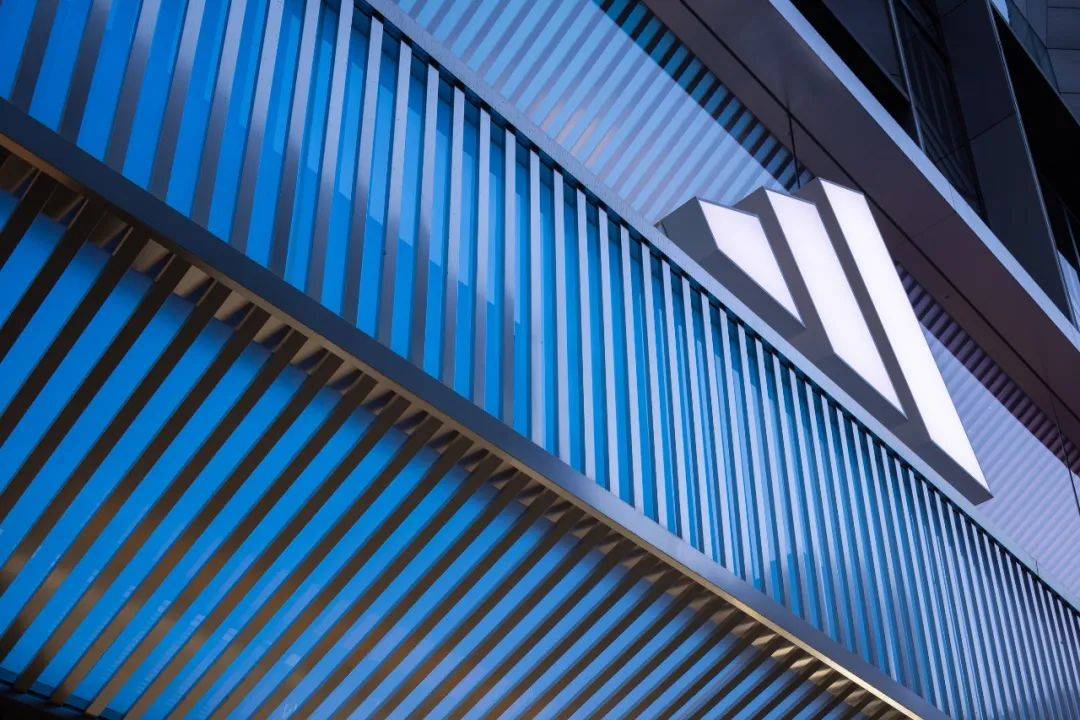 新的外立面例如,空间中反复出现的条形元素就是对adidas深入人心的三