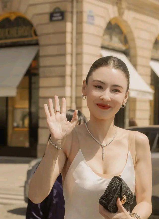 深v露背长裙太惊艳,43岁张柏芝太瘦了,和吴磊同框没有年龄差_网友