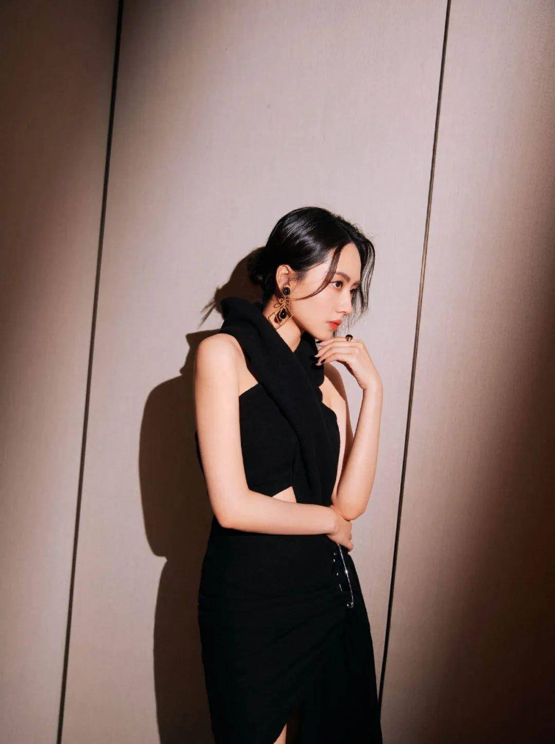 期名人写真为大家带来了一组刘惜君拍摄的特别时尚写真,希望大家喜欢