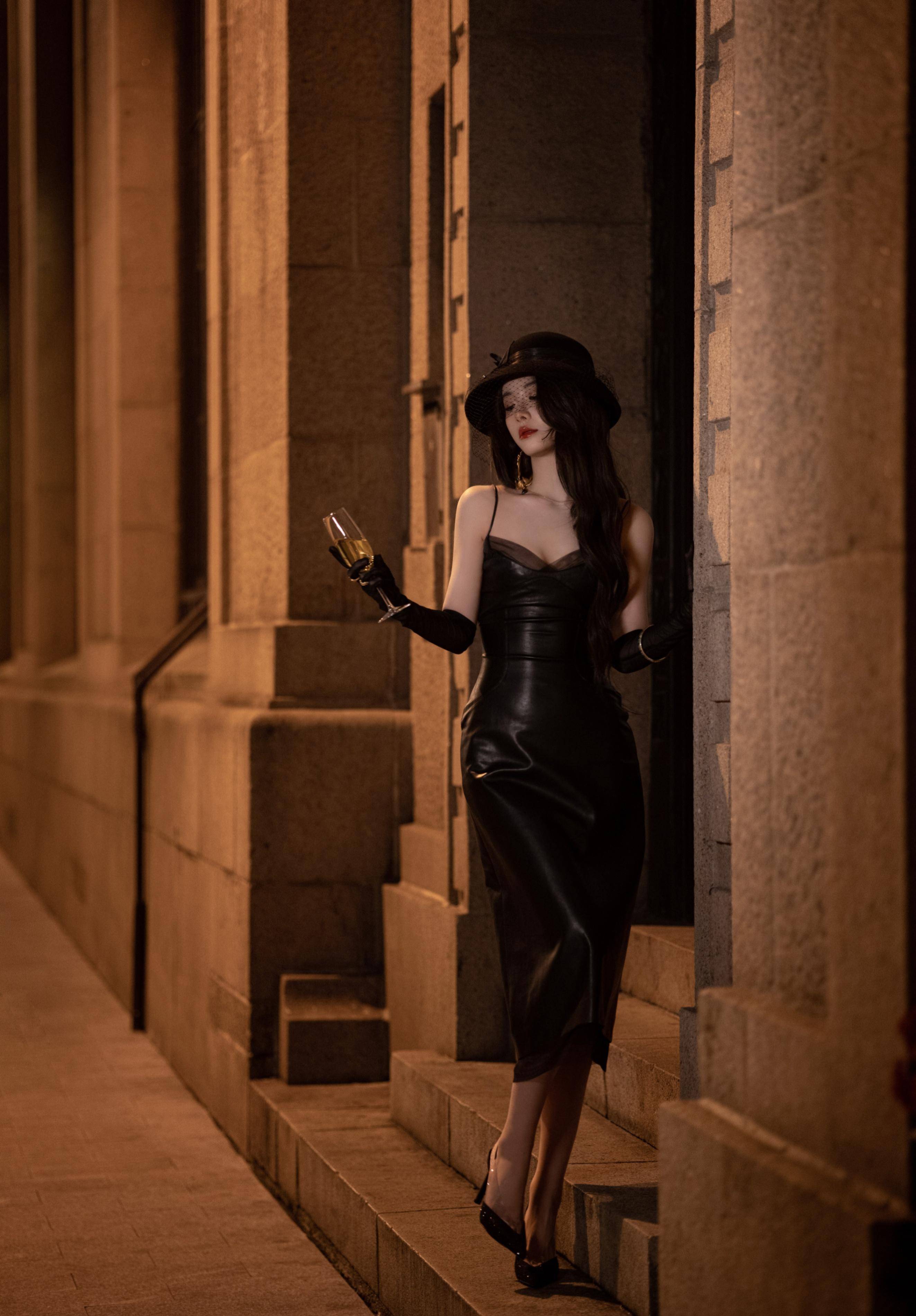 写真特别为大家带来了喻言佩戴黑色肩带拍摄的一系列复古风格艺术照