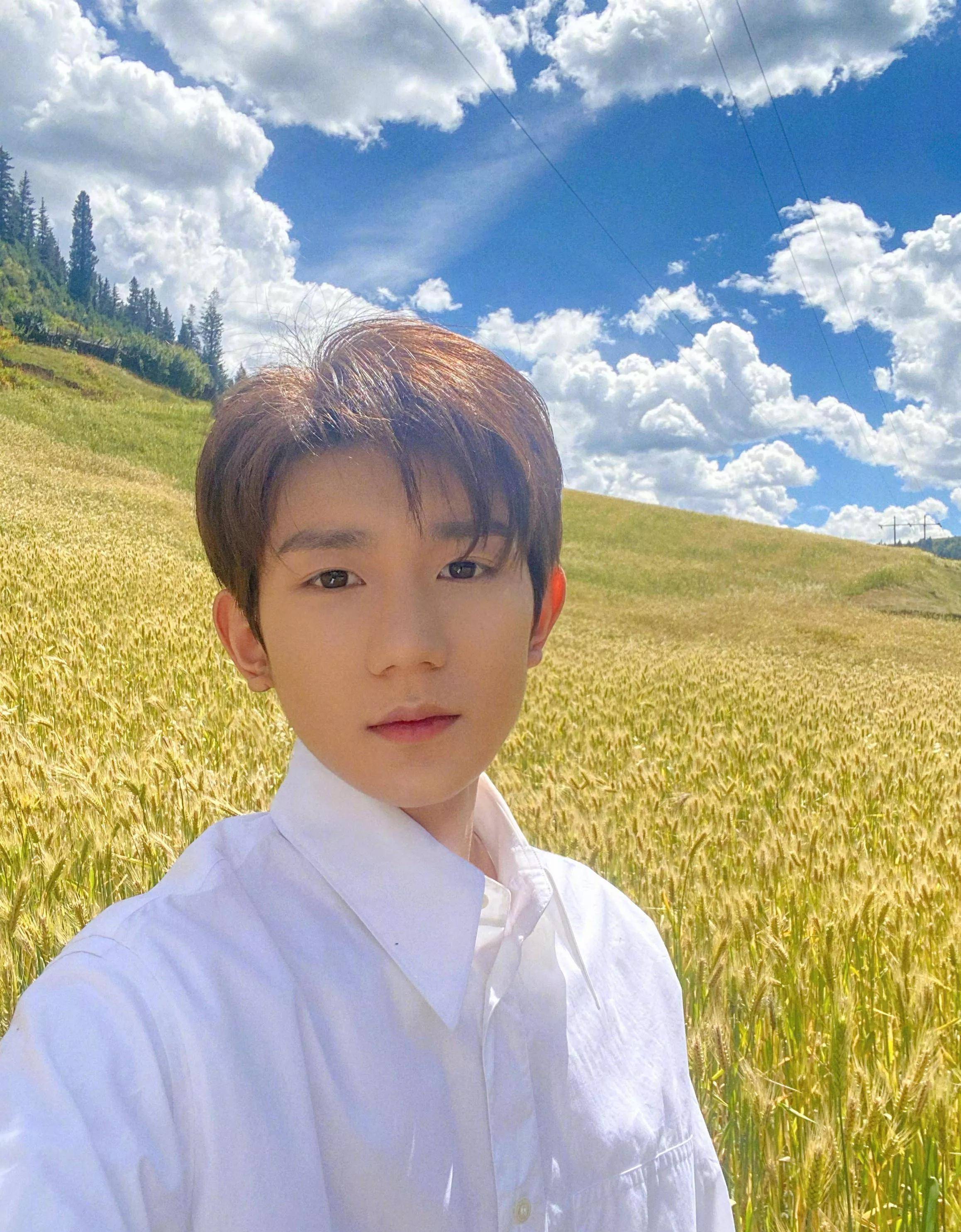 王源假装吃糖葫芦,被工作室无情拆穿,而我却只注意到他的颜值!