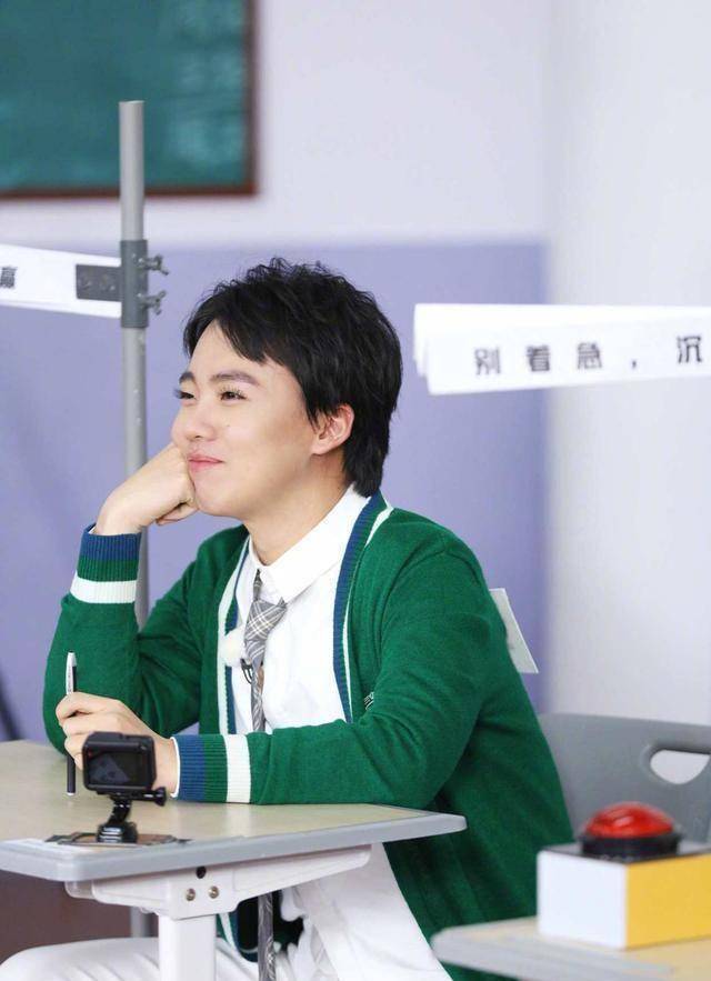 华晨宇郭麒麟selina相继曝出恋爱消息,只有selina最爽快_恋情_回应