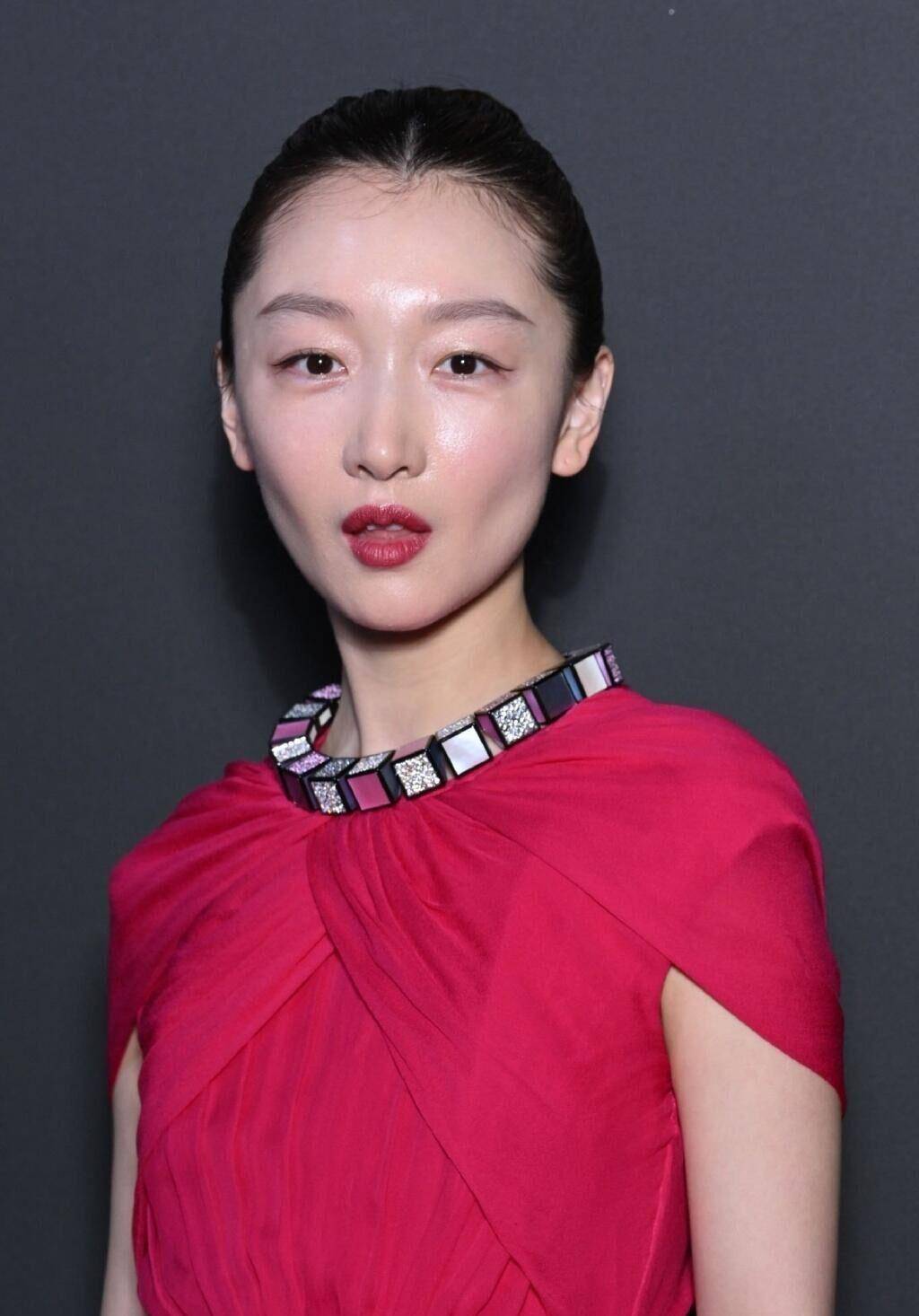 这不,一组周冬雨的活动图被网友扒了出来.