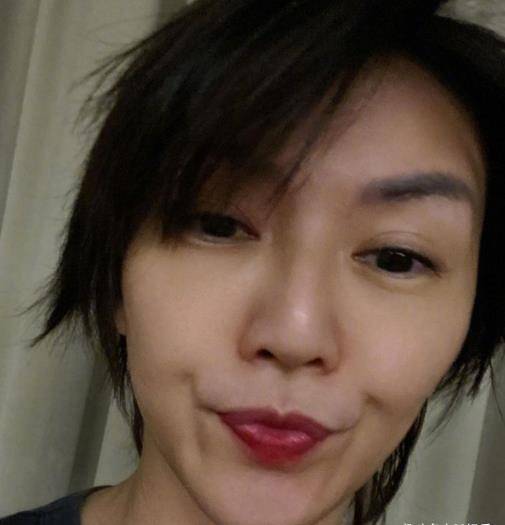 孙燕姿晒自拍照,头发凌乱素颜出镜 ,依然那么美丽_生活_歌曲_选手