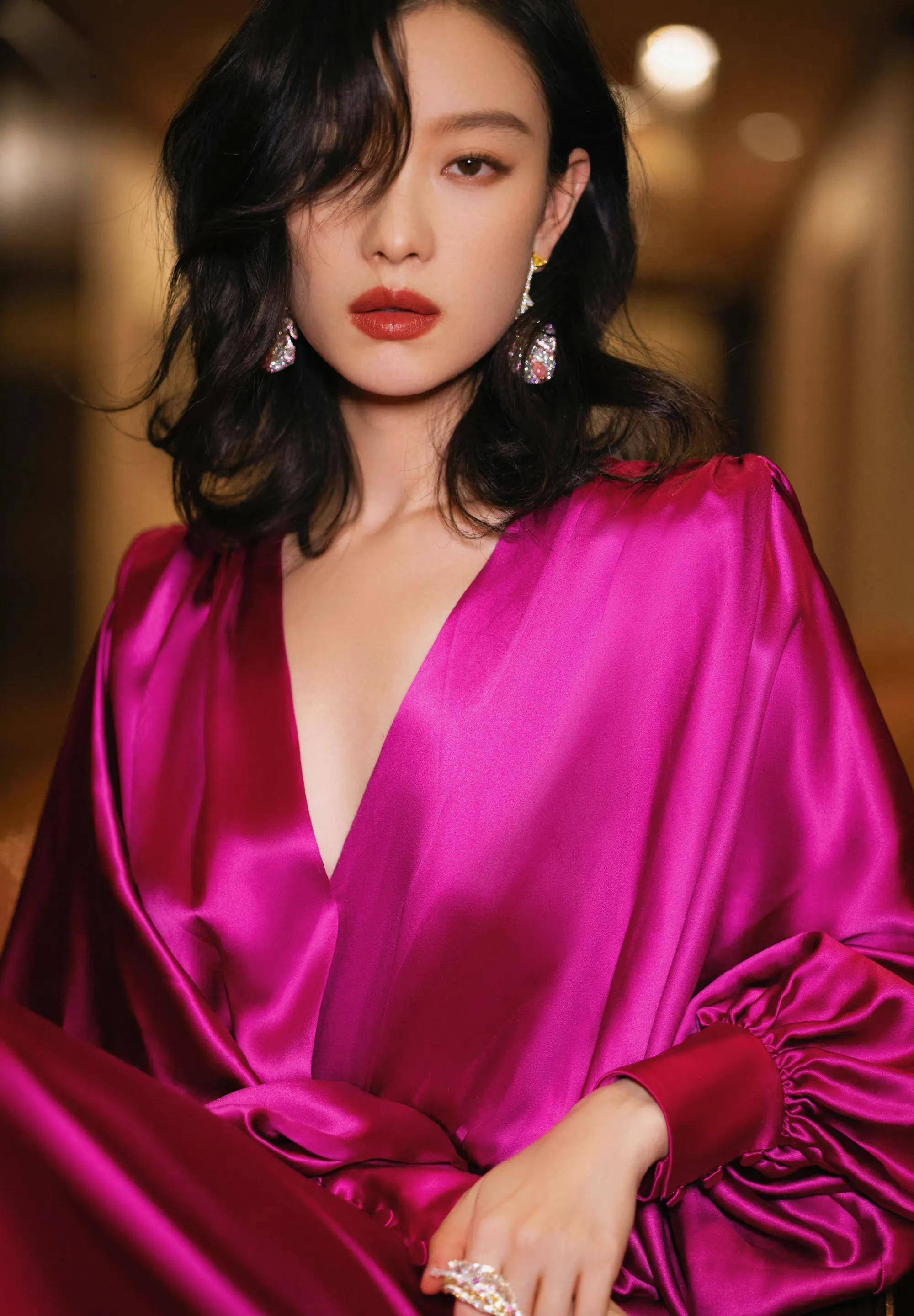 倪妮玫红深v长裙写真,华丽复古,冷艳又明亮