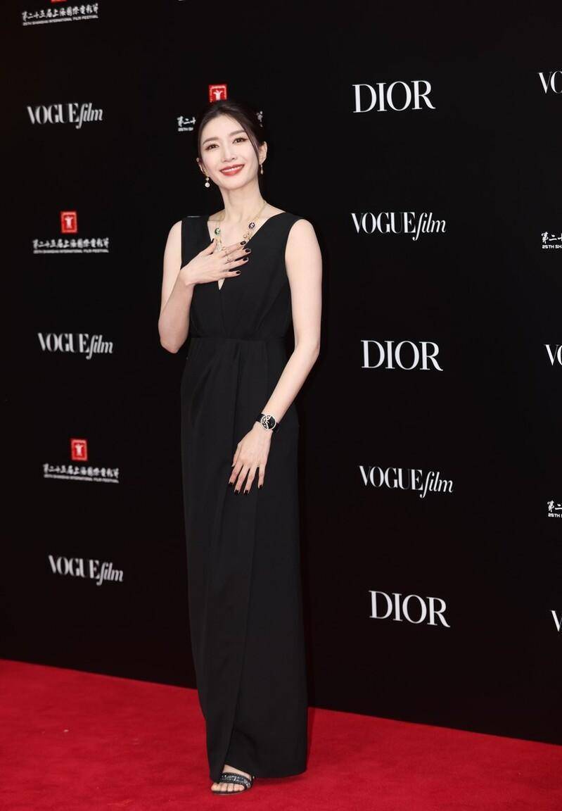 江疏影黑色v领连衣裙封面展现独特个性风格_女士_项链_造型