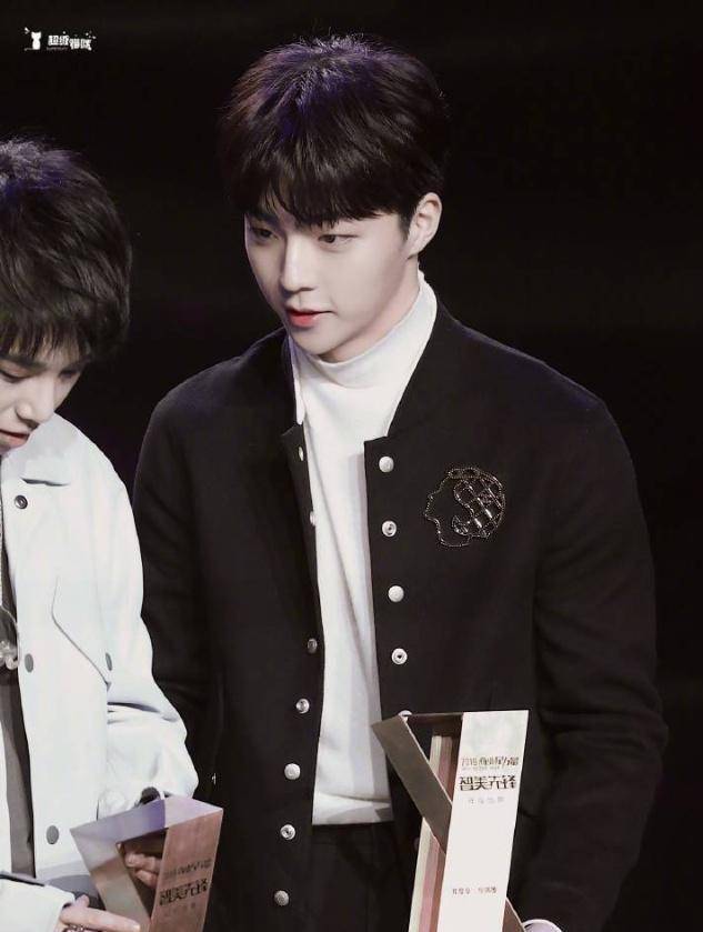 华晨宇三人一排站,身高成"凹"字就算了,握奖杯的手法还更奇特_花花_农