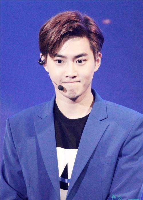 而金钟仁小哥哥则是穿了简约而又干净的条纹衬衫,而且还是素颜噢.