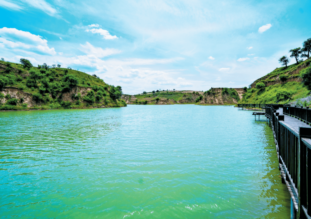 全县充分利用五寨沟,荷叶坪,白草庄等丰富的自然旅游资源,通过开发