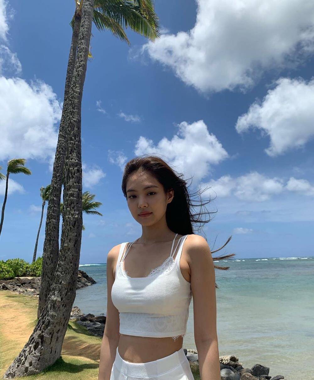 最喜欢的就是jennie的猫系脸了,在海边怎么可以没有浪漫造型呢,白色的