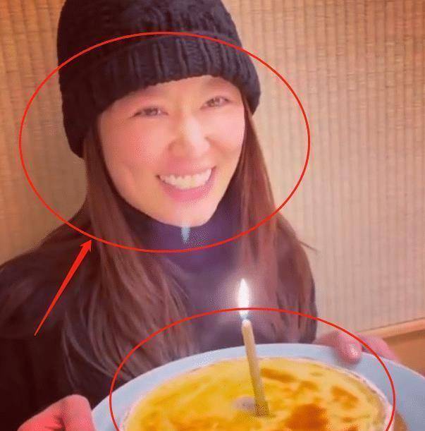 林心如45岁生日拥抱男人,霍建华没有出现在照片中,手上的戒指却成了