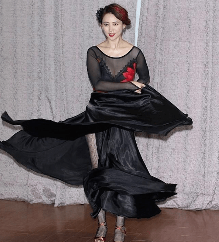 翁虹挑战"孔雀公主",黑色渔网丝袜搭配紧身舞裙妖艳迷人!_翁红_女神