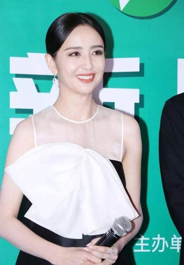 佟丽娅亮白色打结抹胸连衣裙写真,清新甜美又性感_娱乐_文章_朋友