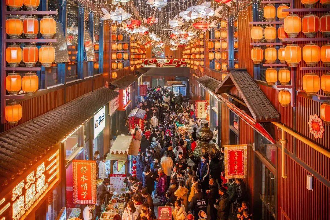 入夜后,霓虹闪亮梦幻的古风景色让人流连忘返这里和美食夜市不同比起