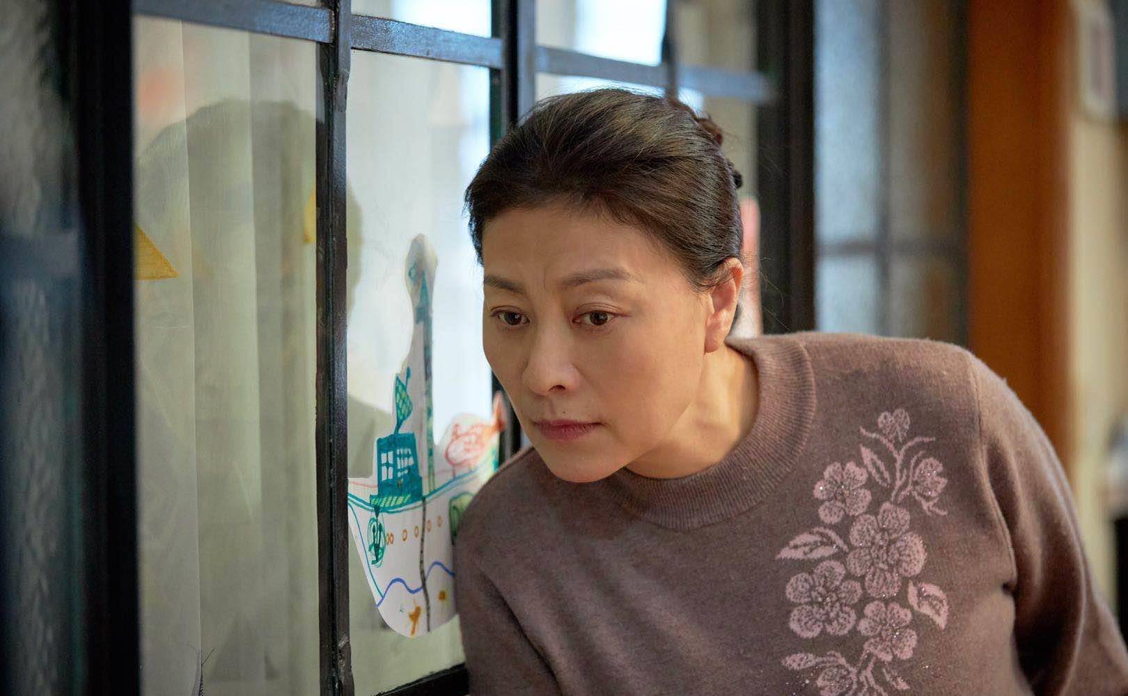 影后岳红打扮时尚罕露面,60岁了时尚犹存,曾和张嘉译传绯闻_生活_女儿