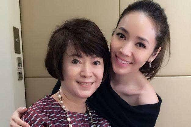 比如之前向佐和郭碧婷的女儿举办百日宴的时候,李瑶敏就站在了陈飞龙