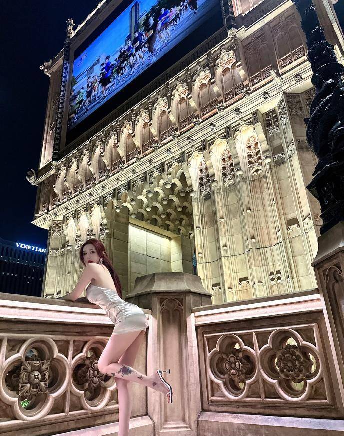 小演员王一霏晒出身穿吊带裙的写真,秀出性感美腿和白皙美背_照片