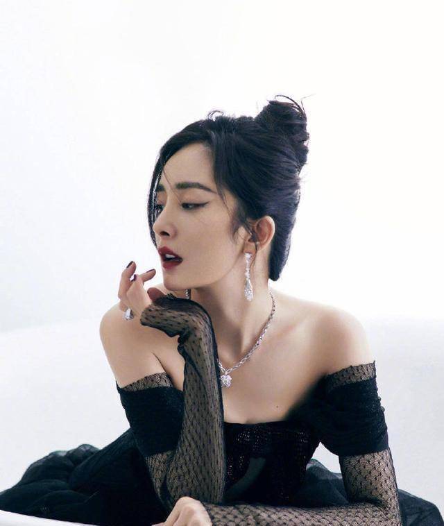 曝杨幂被网友拍下黑料,三位助理为其穿鞋子,她却一动不动耍大牌_因为