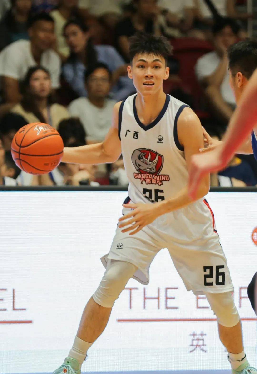 广西威壮队在新赛季的首战中遗憾输给了香港金牛_比赛_问题_庞峥麟