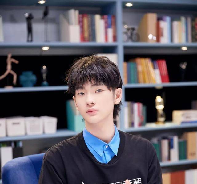 像"小公主作精"虞书欣,"海南小富婆"吴宣仪等等都是粉乐此不疲的人设