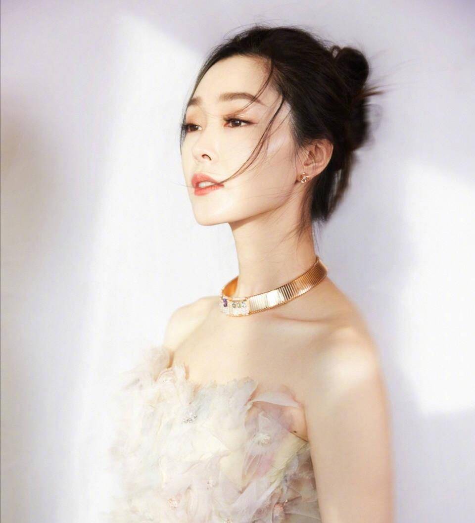 宋轶亮相活动,一身薄雾纱裙清新明亮,大片丸子头甜美又知性_裙子_气质