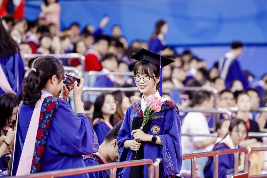 相聚于此,共绘故事结尾今天,身着学位服的硕士,博士们如今却已到挥手