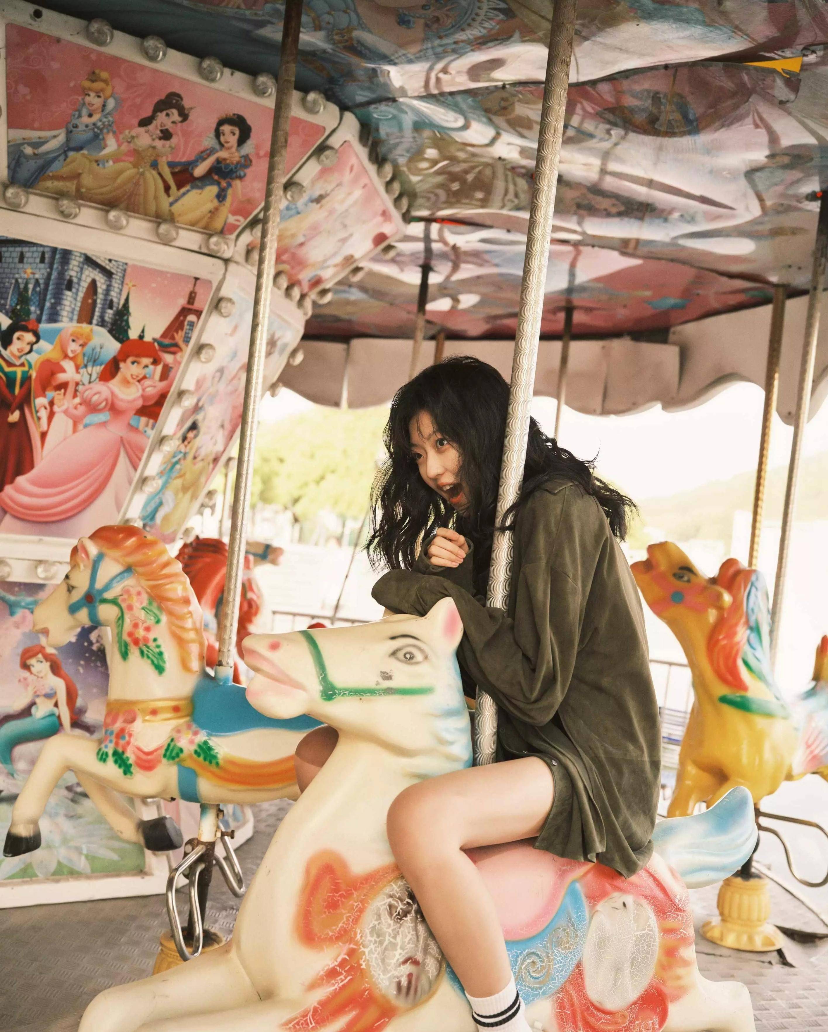 孙千黑色短裤美腿x性感图片,一双大长腿非常养眼,女人味十足