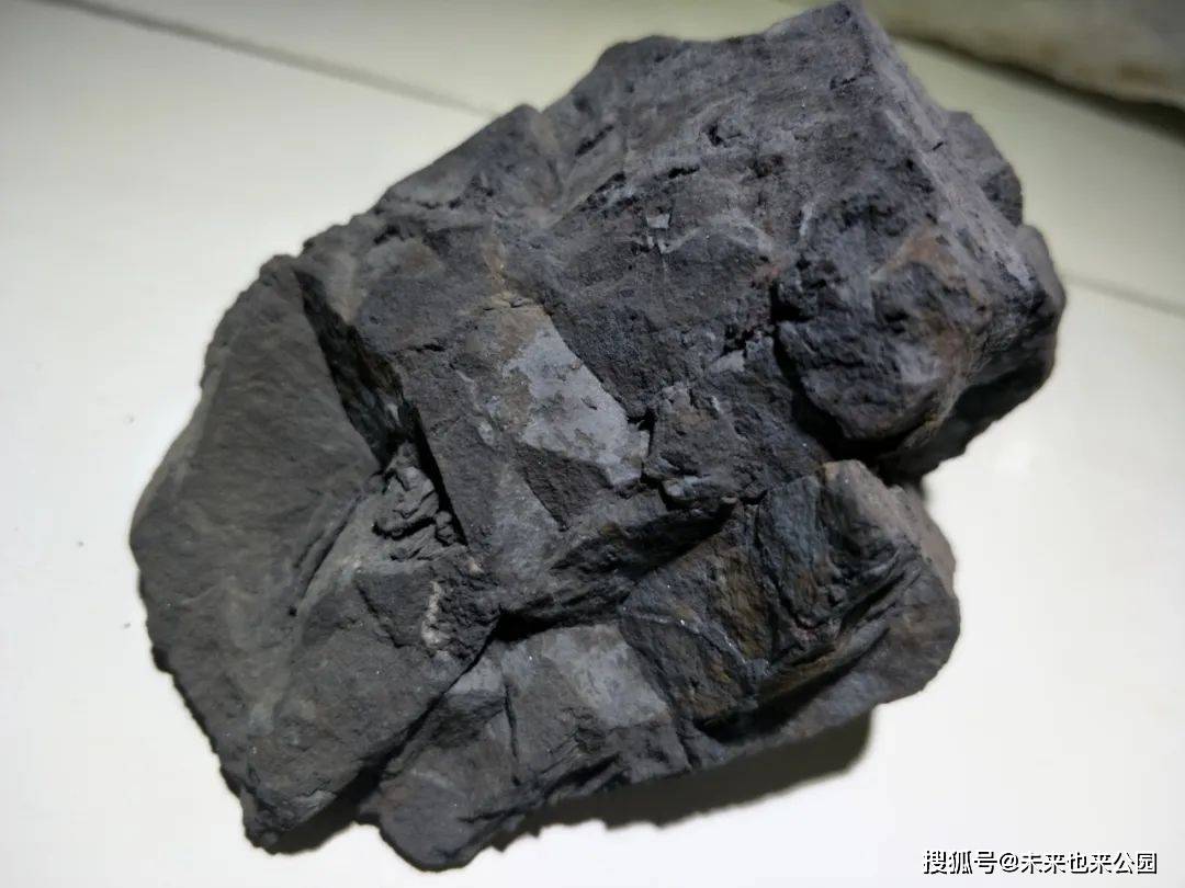 矿物颜料——摸你一手黑的软锰矿_岩石_地表_图案