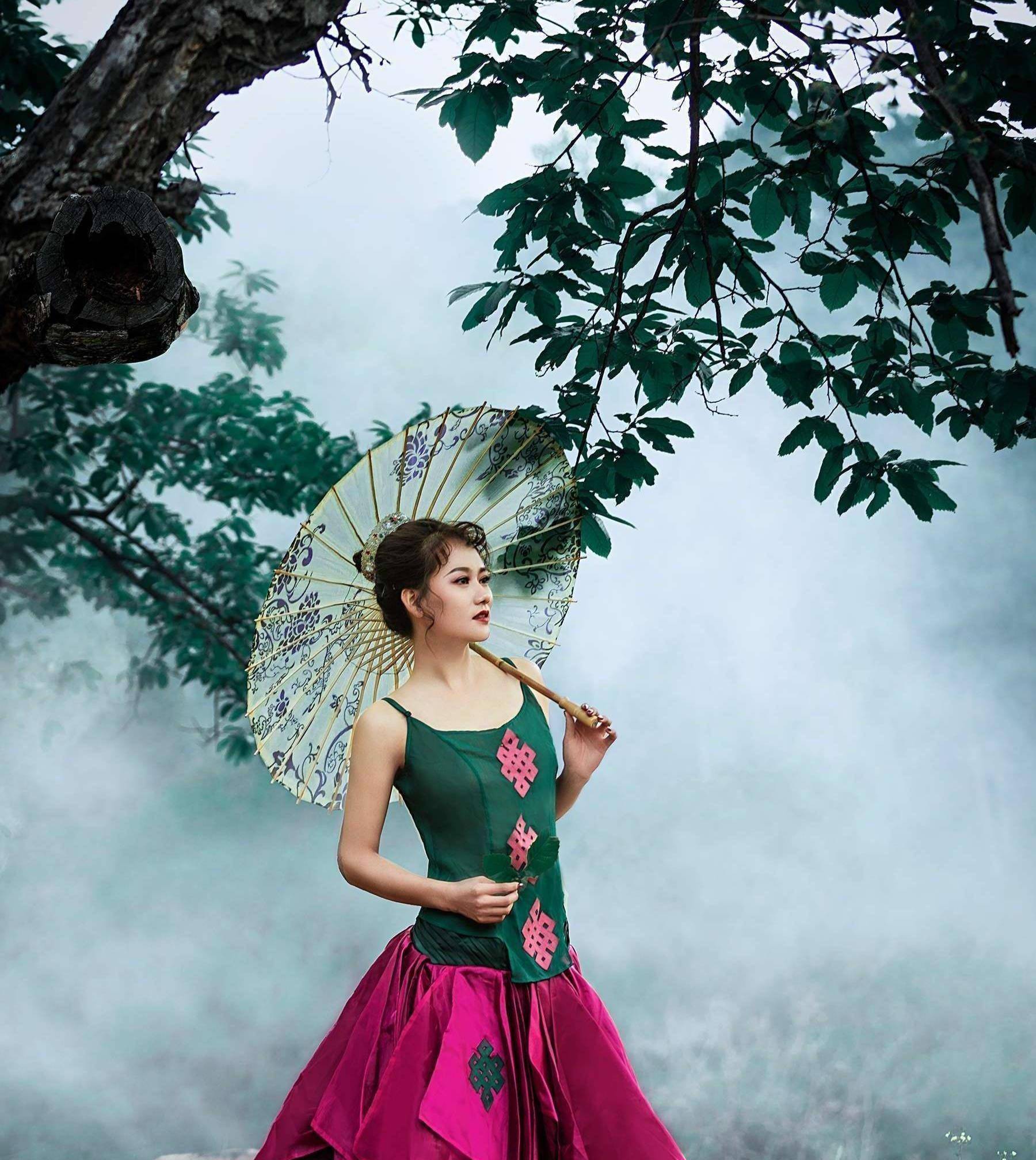 素颜,如雪.剪一段时光,把有关你我的过往,于最深的红尘里悄然埋葬.