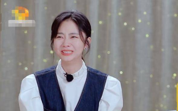 大家可以看到这是谭松韵在录制综艺节目时照片,照片中谭松韵化着精致