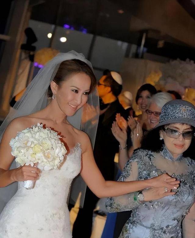 5亿举办世纪婚礼,从2019年以来,他们夫妻关系极剧恶化,李玟也是在那年