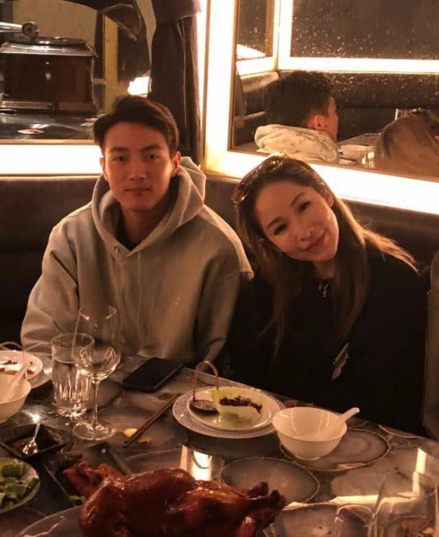 萧亚轩认爱黄皓后遭网友热议,萧亚轩回应被封鲜肉收割机:是真爱_男友