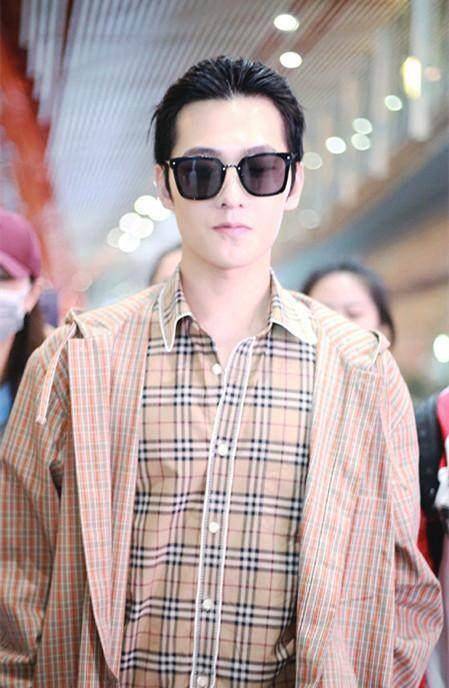 杨洋现身,真的好像陈学冬,有点分不清楚了!_感觉_发型_风格