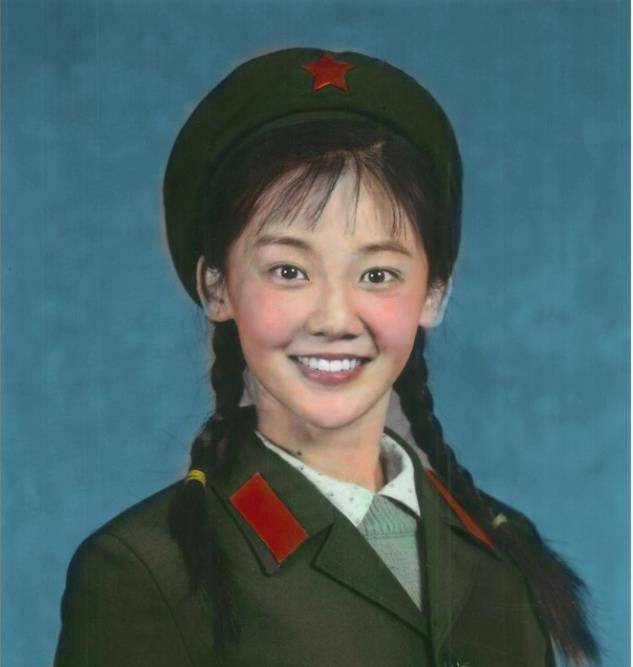 郑凯被爆新恋情,与《芳华》女主同游被拍,女方长相清纯身材火辣_苗苗