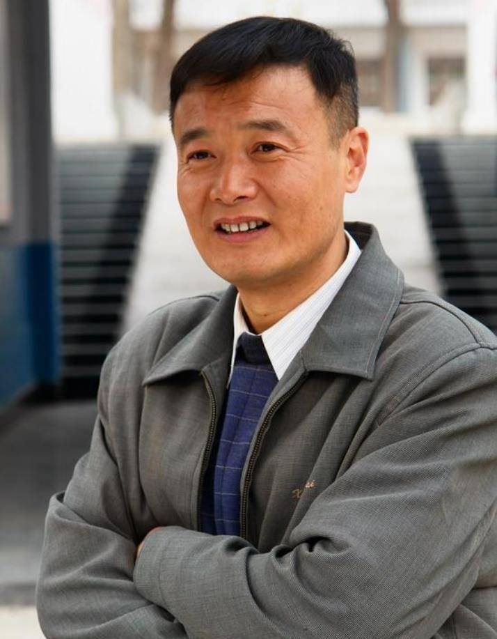 演员孙松:娶了比老婆小10岁的侯继林,相恋24年,没有孩子他也很幸福