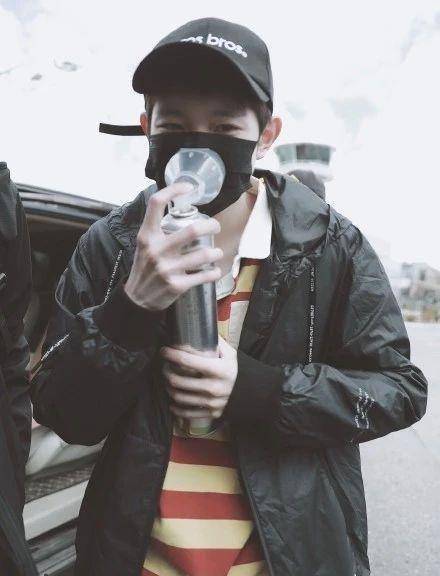 王源彩排发烧感冒原因曝光,粉丝心疼这个善良的小孩!