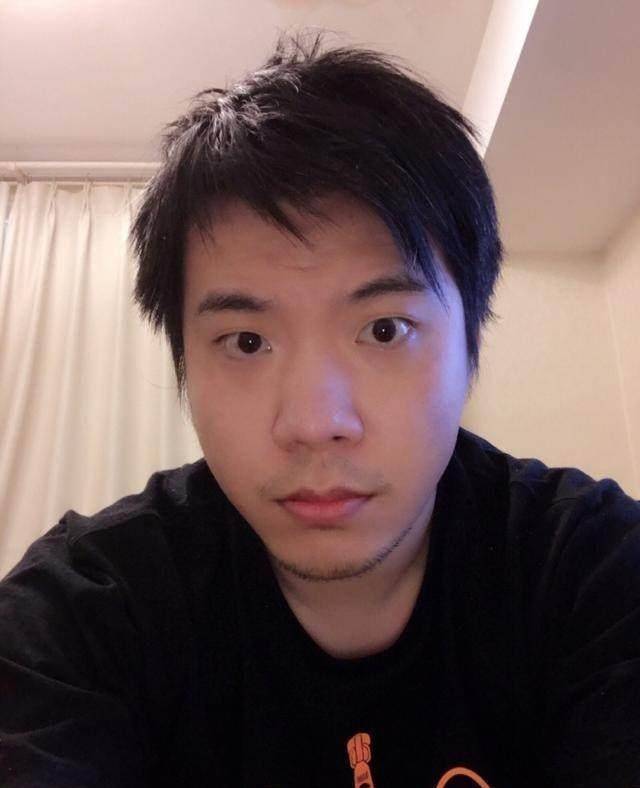 不懈爆料,从揭秘pgone的人品,"周三见"文字版到调侃万万上厕所的梗,还