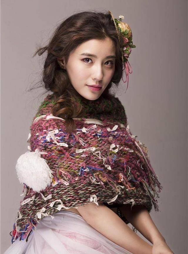 鲍天琦:鲍天琦有一些婴儿肥,在拍电视剧《双生花》时,她为了瘦身,居然
