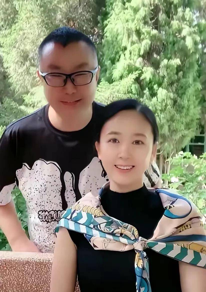 尹相杰带小16岁妻与于文华聚会,女方颜值赛明星,三人合影太尴尬_郭永