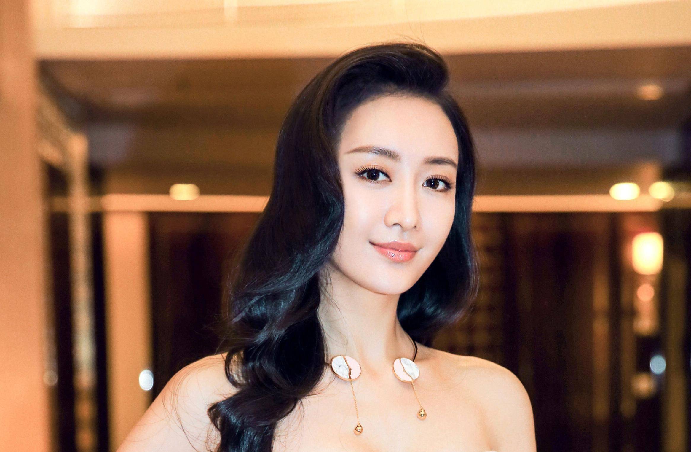 王鸥一出道就被说,杨幂的那些高情商绝对不是说说而已,奇葩说里杨幂被