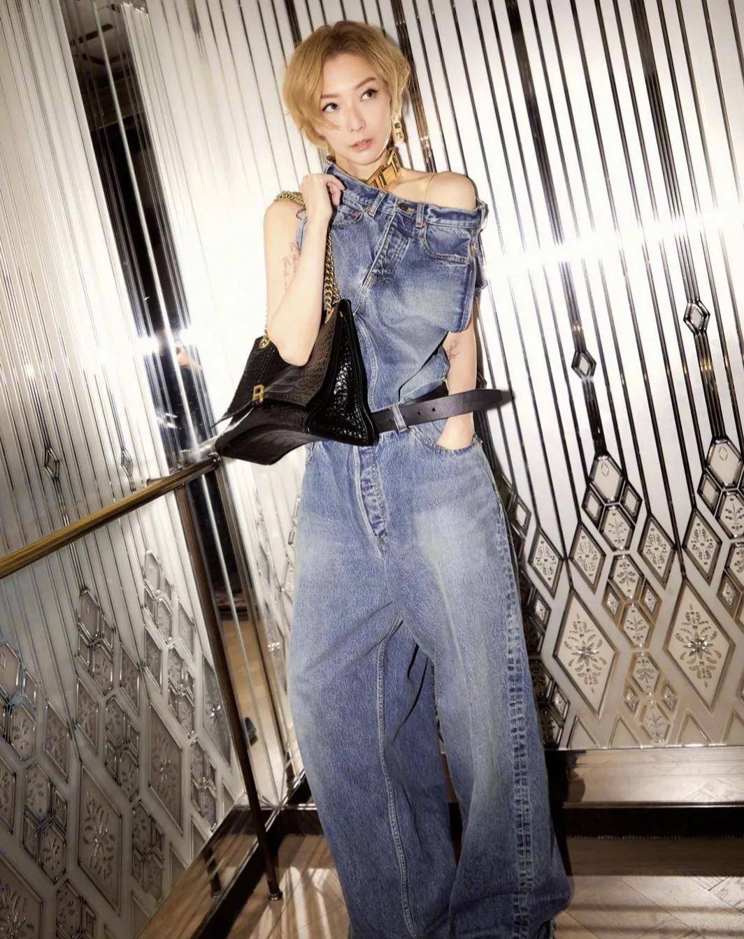 郑秀文身着"牛仔裤"装亮相巴黎时装秀,独特穿搭引发网友热议_风格