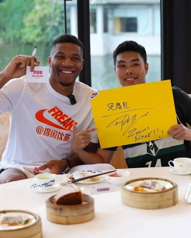 nba早报|76人签湖人中锋 绿军三方大交易 字母哥中国行_的合同_马刺