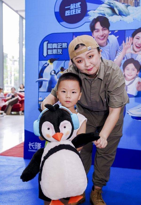 《淘淘冒险记之企鹅守护者》演员和小观众互动.