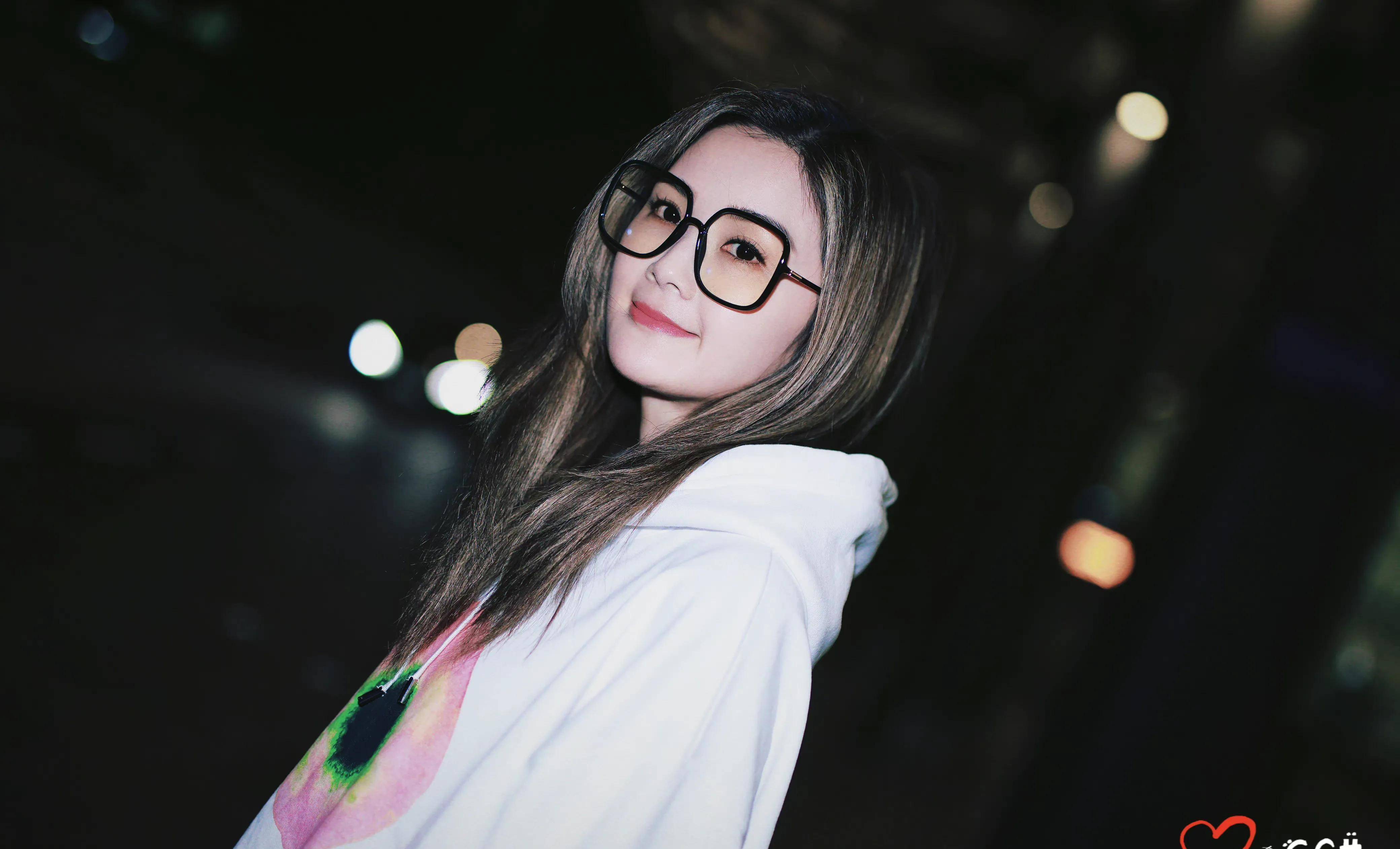 阿sa蔡卓妍去巴黎时装周,一身白色休闲装,机场照很吸睛_阿娇_玫瑰